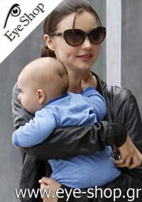 Miranda Kerr φορώντας τα γυαλιά ηλίου Prada 21ns