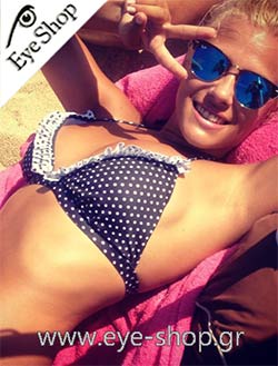 Λάουρα Νάργες φορώντας τα γυαλιά ηλίου Rayban 3016 Clubmaster