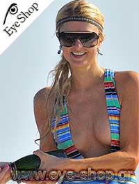Paris Hilton φορώντας τα γυαλιά ηλίου Dolce Gabbana 2068