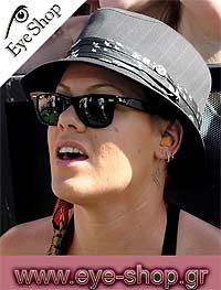 Pink φορώντας τα γυαλιά ηλίου RayBan 2140 Wayfarer