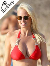 Rhian Sugden φορώντας τα γυαλιά ηλίου Rayban 2447
