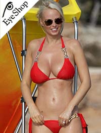 Rhian Sugden φορώντας τα γυαλιά ηλίου Rayban 2447