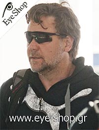 Russell Crowe φορώντας τα γυαλιά ηλίου oakley m-frame