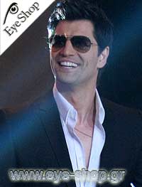 Σάκης Ρουβάς φορώντας τα γυαλιά ηλίου RayBan 3025 aviator