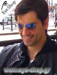Σάκης Ρουβάς φορώντας τα γυαλιά ηλίου RayBan 3025 aviator