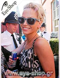Sarah Harding φορώντας τα γυαλιά ηλίου RayBan 2140 Wayfarer
