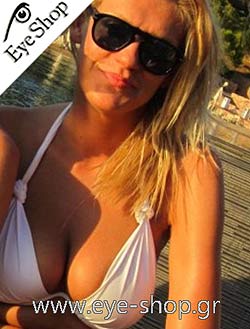 Σάσα Σταμάτη φορώντας τα γυαλιά ηλίου Persol 0649