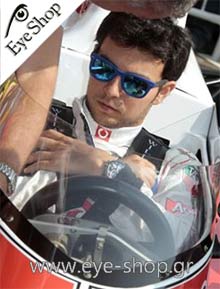Sergio Perez φορώντας τα γυαλιά ηλίου Rayban 4105 Folding Wayfarer