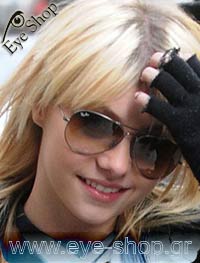 Taylor Momsen φορώντας τα γυαλιά ηλίου Rayban 3025 aviator