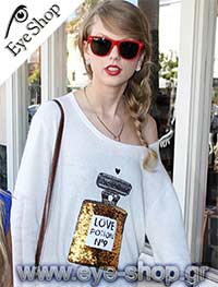 Taylor Swift φορώντας τα γυαλιά ηλίου RayBan 2140 Wayfarer
