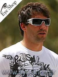 Timo Glock φορώντας τα γυαλιά ηλίου Oakley OIL RIG