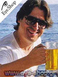 Vince Colosimo φορώντας τα γυαλιά ηλίου Carrera champion