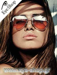 Όλγα Φαρμάκη φορώντας τα γυαλιά ηλίου RayBan 3025 aviator