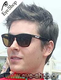 Zac Efron φορώντας τα γυαλιά ηλίου Oakley frogskins 9013