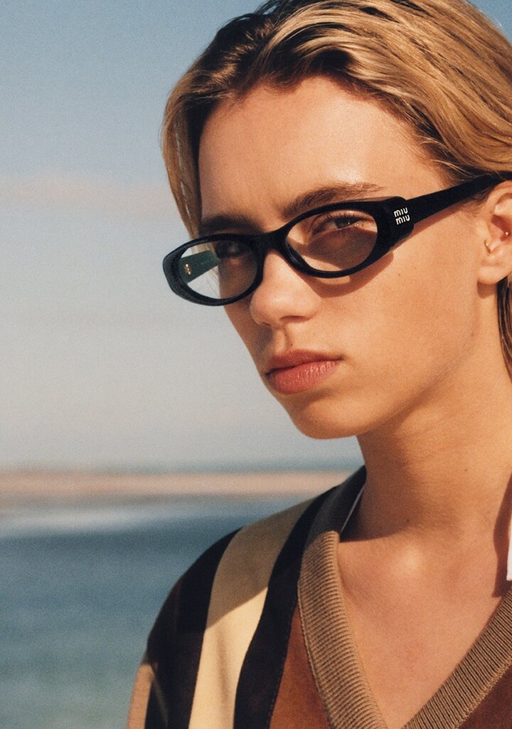 Miu Miu MM26 campaign — oval γυαλιά ηλίου δίπλα στη θάλασσα, Eye-Shop