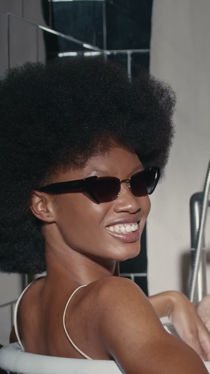 Moschino SS26 — Νέα Γυαλιά Ηλίου με Τολμηρό Ιταλικό Στυλ — MOSCHINO