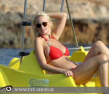 Rhian Sugden με γυαλιά ηλίου Rayban