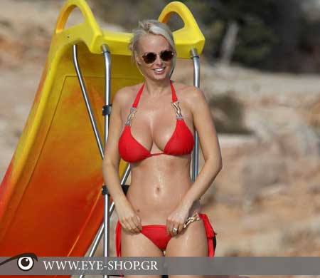 Η Rhian Sugden χαίρεται τον ήλιο στην Ibiza με <i>γυαλιά ηλίου Rayban</i>