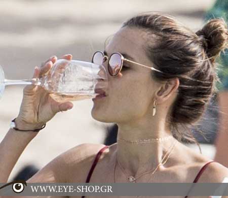 Η Alessandra Ambrosio στην Ibiza με <b>γυαλια ηλίου Rayban</b>