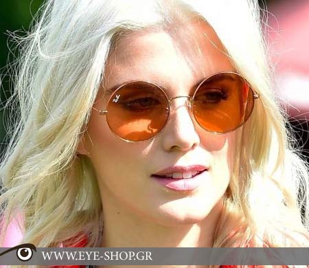 Ashley James με γυαλιά ηλίου Rayban