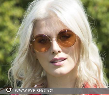 Ashley James με γυαλιά ηλίου Rayban