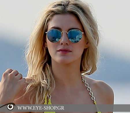Ashley James με γυαλιά ηλίου Rayban