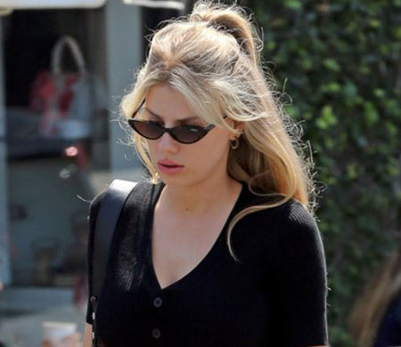 Η Charlotte Mc Kinney σε μια βόλτα στο Los Angeles με τα νέα  γυαλιά ηλίου Vogue cateye σε μικρό μέγεθος. Το εικοσιτετράχρονο μοντέλο σε κάθε της εμφάνιση μαγνητίζει τα βλέμματα φορώντας μίνι φούστες που αποκαλύπτουν τα καλλίγραμμα πόδια της.