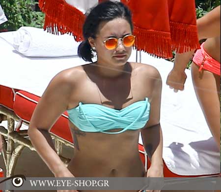 Η Demi Lovato με γυαλια ηλίου Rayban στο Miami — RAYBAN