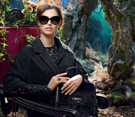 Animal prints παντού. Η νεά συλλογή γυαλιών ηλίου Dolce Gabbana έχει έντονο το στοιχείο των Animal prints. Εντυπωσιακά και glamorous τα νέα σχέδια γυαλιών ηλίου συναρπάζουν και προκαλούν. Συνδυάζονται με εσωτερικό χρώμα σε έντονο κίτρινο ή φούξια.