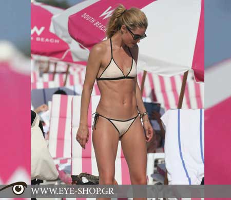 Η Druzen Kroes χαίρεται τον ήλιο στο south beach Miami με <i>γυαλιά ηλίου Rayban</i>