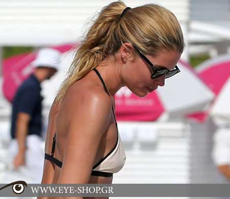 Η Druzen Kroes χαίρεται τον ήλιο στο south beach Miami με <i>γυαλιά ηλίου Rayban</i>