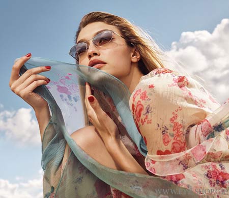 H Gigi Hadid με τα νέα μοντέλα γυαλιών Vogue