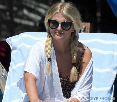 Η Lucy Fallon με  Prada