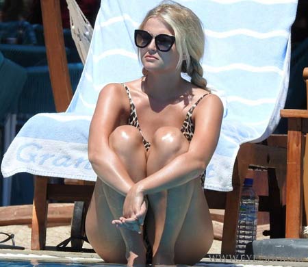 Η Lucy Fallon με  Prada