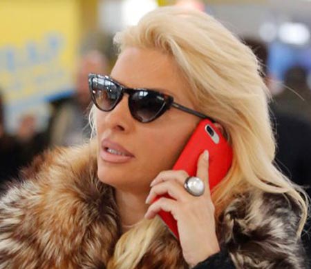 Μενεγάκη με γυαλιά ηλίου Vogue CatEye — VOGUE