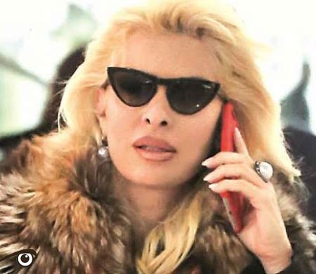 Μενεγάκη με γυαλιά ηλίου Vogue CatEye
