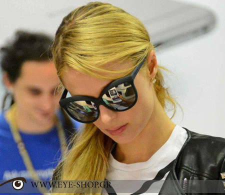 Η Paris Hilton φοράει τα γυαλιά ηλίου Italia Independent σε μια βόλτα για ψώνια στο Milano