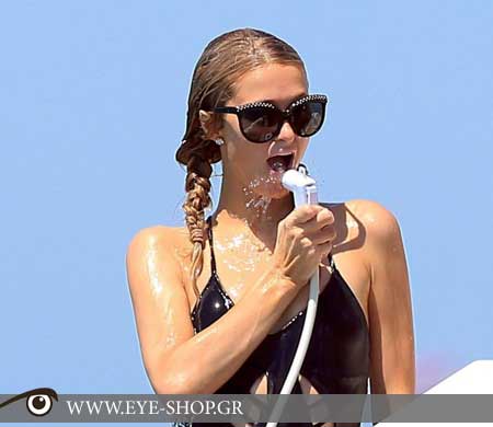 Η Paris Hilton φωτογραφίζεται να κάνει παιχνίδαι στο σκάφος στην IBIZA. Τα γυαλιά ηλίου της Paris Hilton είναι Italia Independent. Βρείτε τα στο Eye-Shop.gr