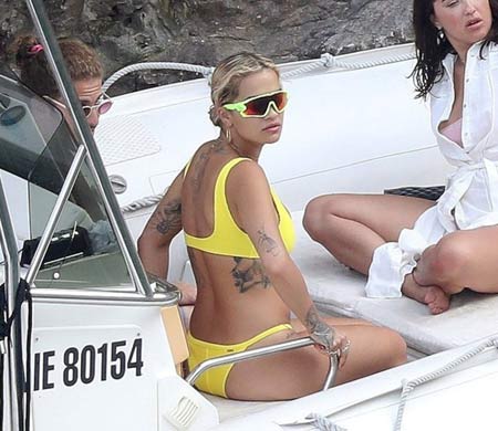Η Rita Ora με γυαλιά Oakley