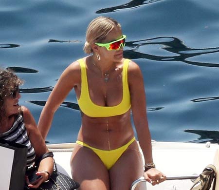 Η Rita Ora με γυαλιά Oakley