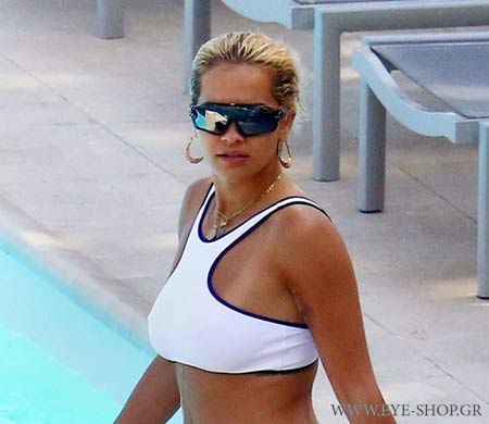 Η Rita Ora με γυαλιά Oakley