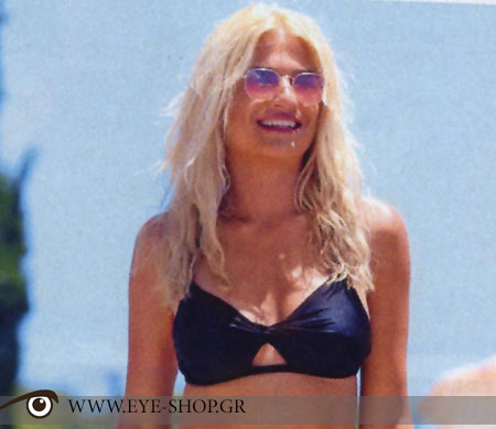 Στην παραλία του ξενοδοχείου AKS Hinitsa Bay βρέθηκε η Φαίη Σκορδά. Η παραουσιάστρια φοράει το νέο μοντέλο γυαλιών ηλίου Rayban με επίπεδους (Flat) όπως είναι το trend της φετεινής μόδας, με κρυστάλλινους φακούς και ροζ καθρέφτη, σε πολυγωνικό σχήμα.
