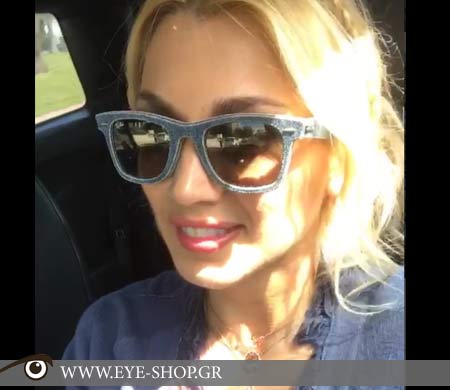 H Κωνσταντινα Σπυροπούλου με γυαλιά ηλίου Rayban Denim