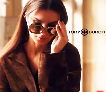 Emily Ratajkowski με γυαλιά ηλίου Tory Burch — TORY BURCH
