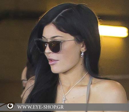 Kylie Jenner με γυαλιά VALENTINO — VALENTINO