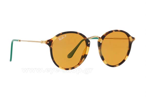 Rhian Sugdenμε τα γυαλιά ηλίου Rayban 2447