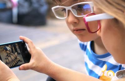 Παιδιά με smartphone με γυαλιά προστασίας Lutina