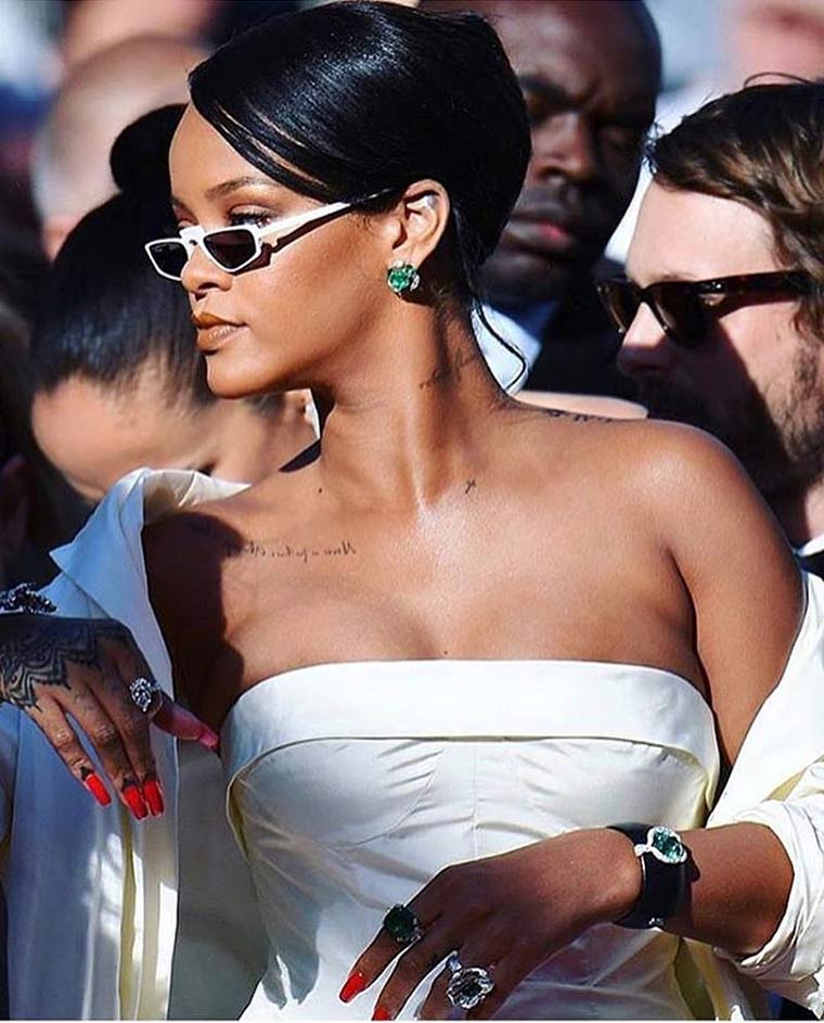 Rihanna με μικρά γυαλια ηλίου