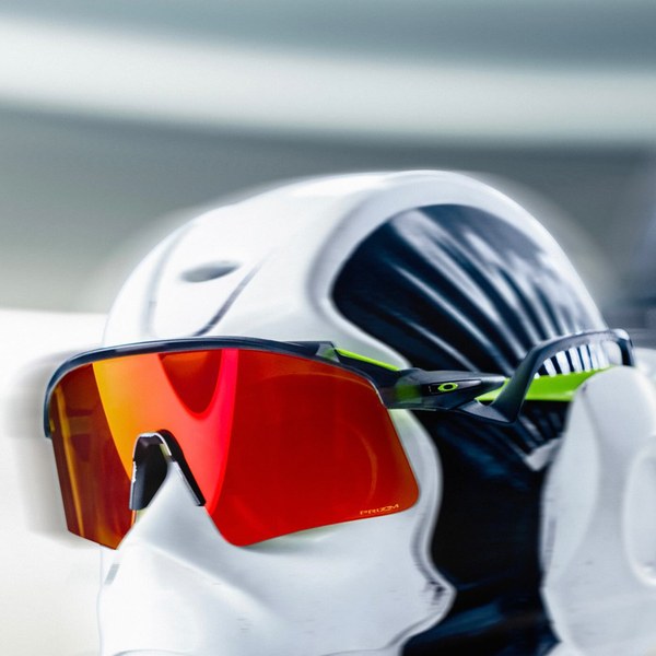 Oakley Prizm Polarized γυαλιά ηλίου 2026 — wraparound shield με κόκκινους φακούς